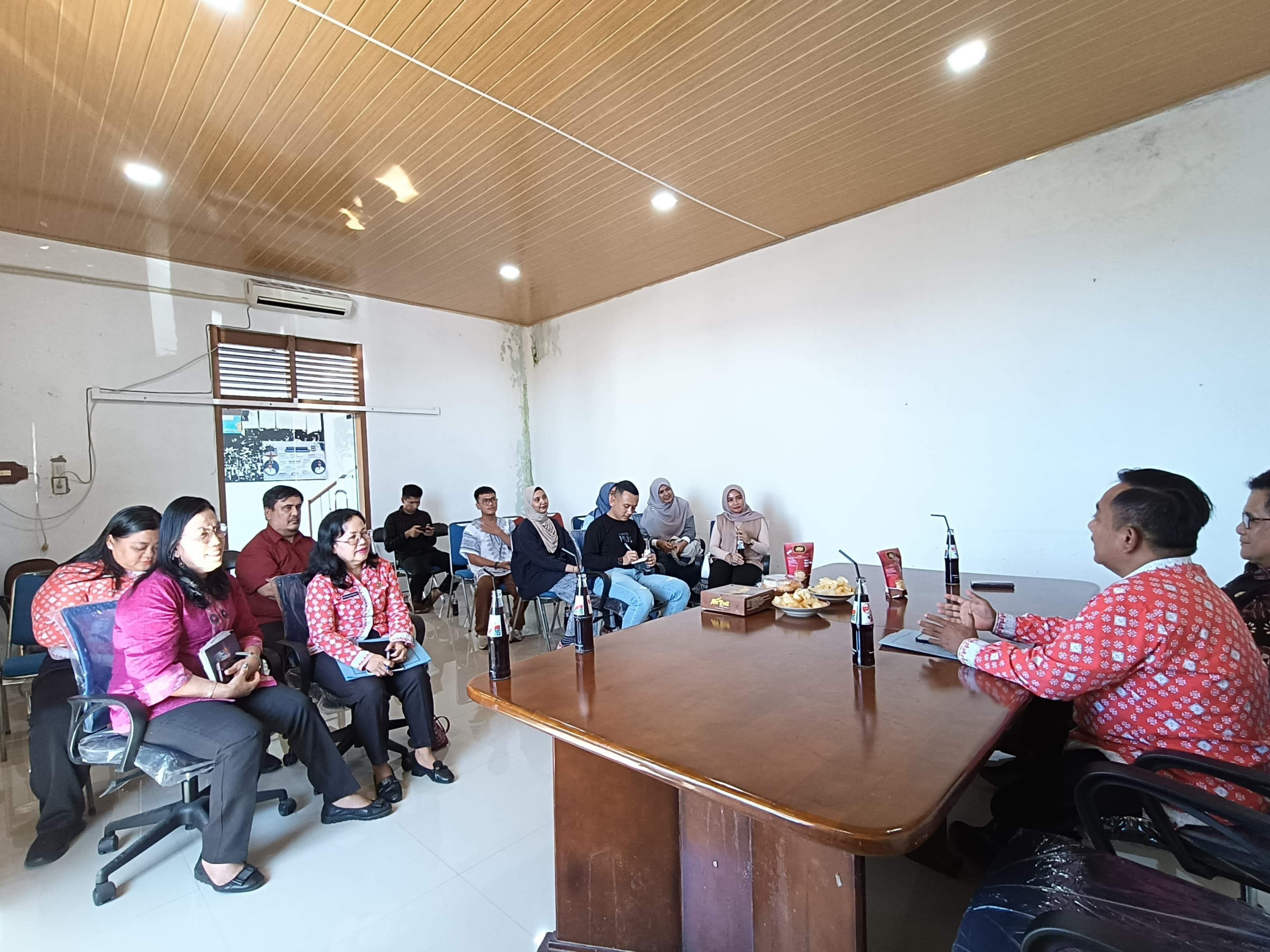 Kunjungan Kadis Koperasi Batubara ke lingkungan Dinas Koperasi, UKM dan Perdagangan Kota Pematangsia